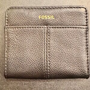 2022 Fossil Black Pebbled Leather Bifold Wallet Zip Coin Pocket‎